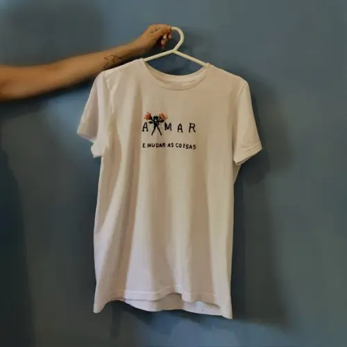 Camiseta Bordada Amar e Mudar as Coisas