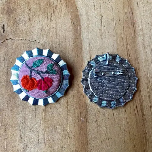 Broche/colar Bordado Pitanga