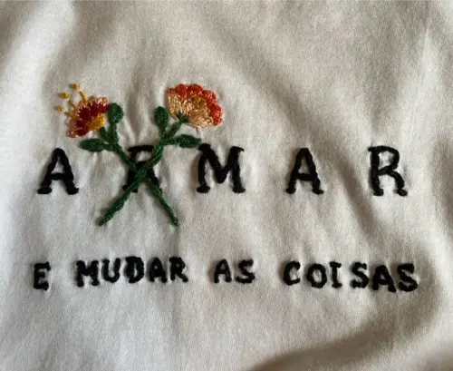 Camiseta Bordada Amar e Mudar as Coisas