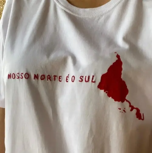 Camiseta Bordada Nosso Norte É o Sul