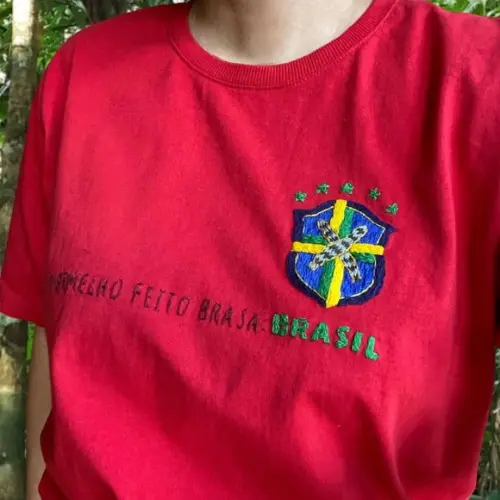 Camiseta do Brasil Vermelha Bordada