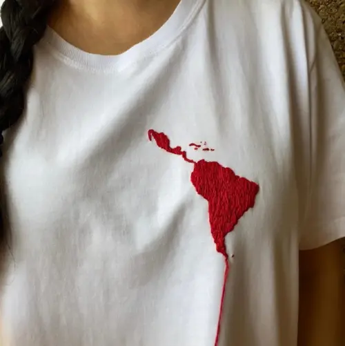 Camiseta Bordada América Latina