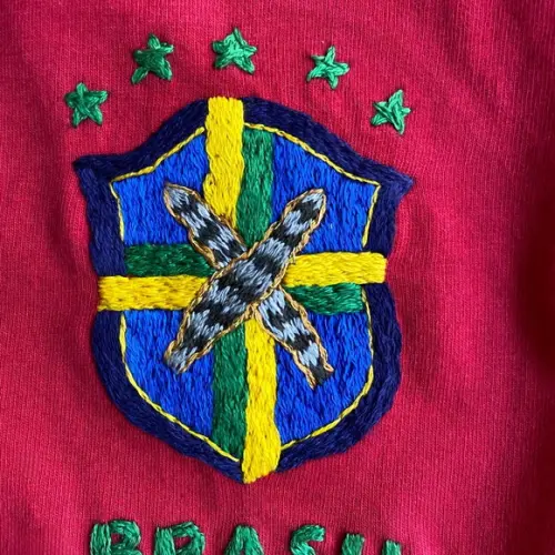 Camiseta do Brasil Vermelha Bordada