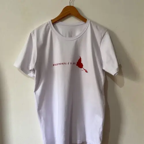 Camiseta Bordada Nosso Norte É o Sul