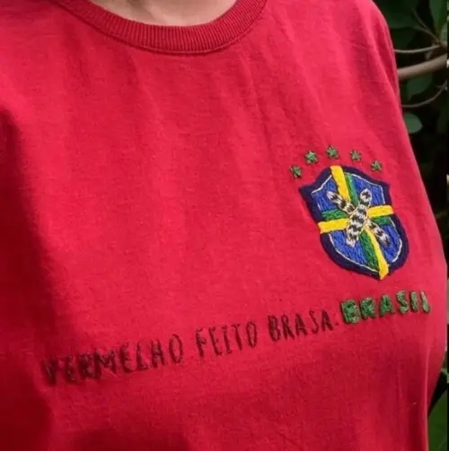 Camiseta do Brasil Vermelha Bordada