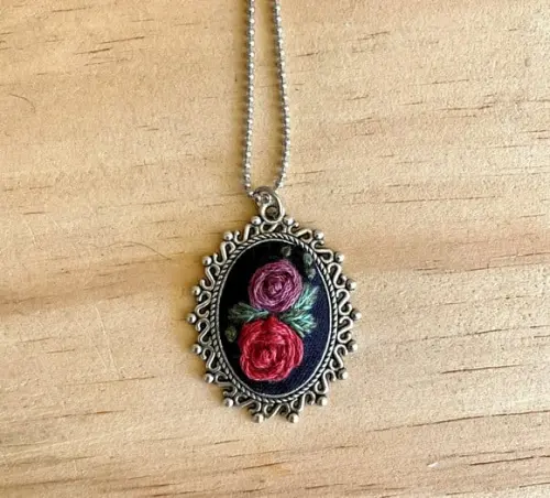 Colar bordado Duas Rosas