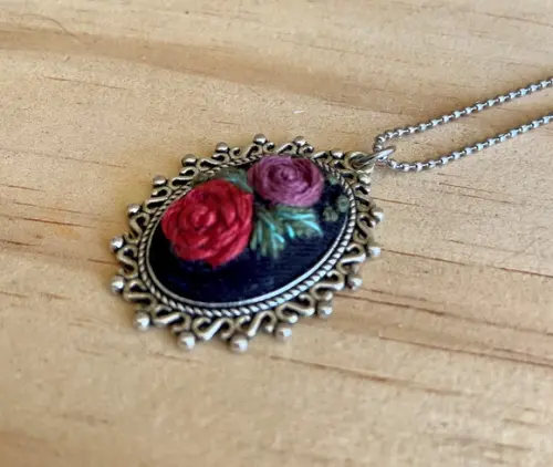 Colar bordado Duas Rosas