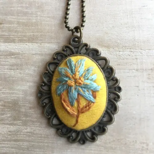 Colar bordado Flores em Você I