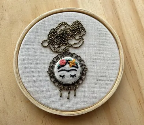 Colar Bordado Frida