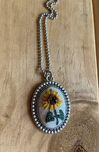 Colar bordado Girassol