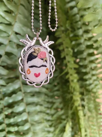 Colar Bordado Frida