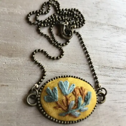 Colar Bordado Flores em Você II
