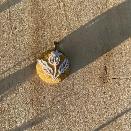 Colar Bordado Gosto de Sol I