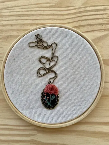 Colar Bordado La Vie En Rose