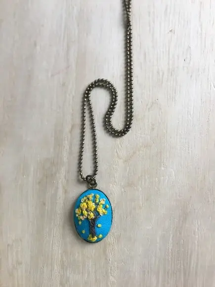 Colar bordado Ipê Amarelo