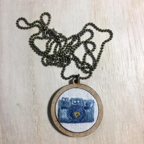 Colar bordado Maquininha Fotográfica