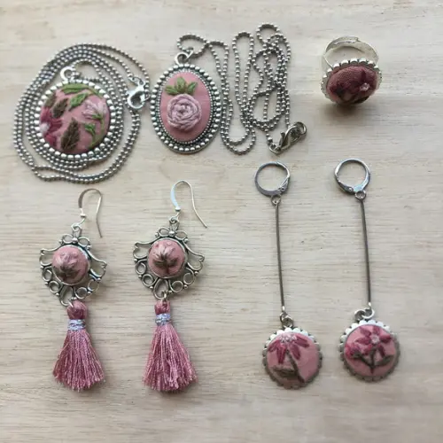 Colar bordado Malva I