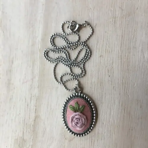 Colar bordado Malva I