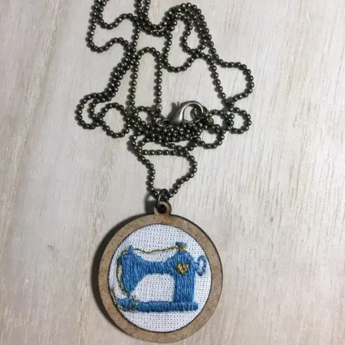 Colar bordado Maquininha de Costura