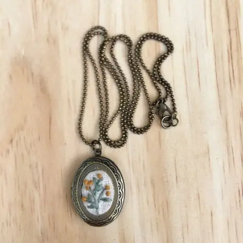 Colar Bordado Relicário II