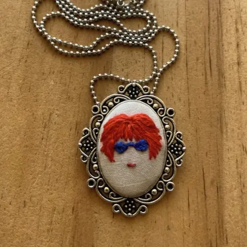 Colar Bordado Rita Lee