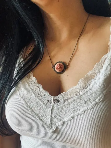 Colar Bordado Rosa Chá I
