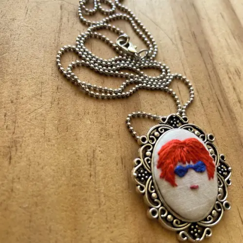 Colar Bordado Rita Lee