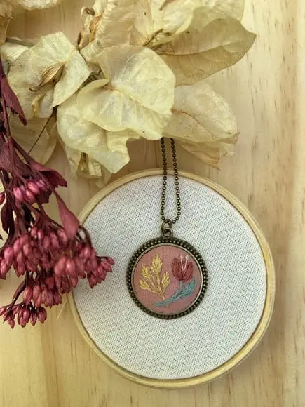 Colar Bordado Rosa Chá IV
