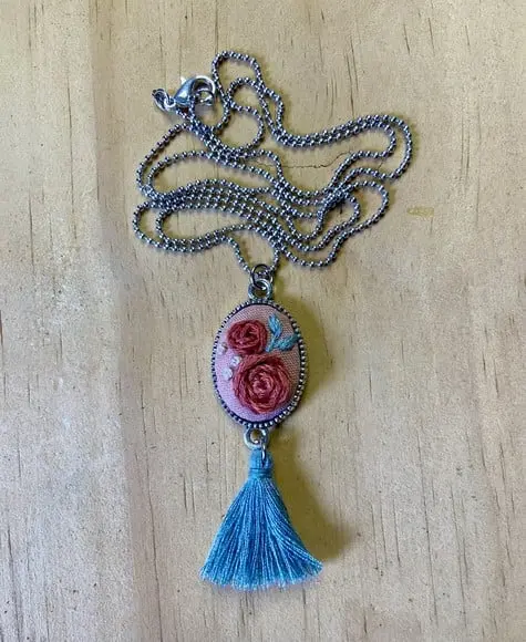 Colar Bordado Rosa Chá V