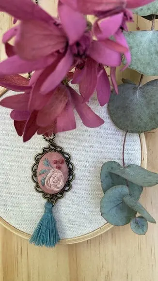 Colar Bordado Rosa Chá III