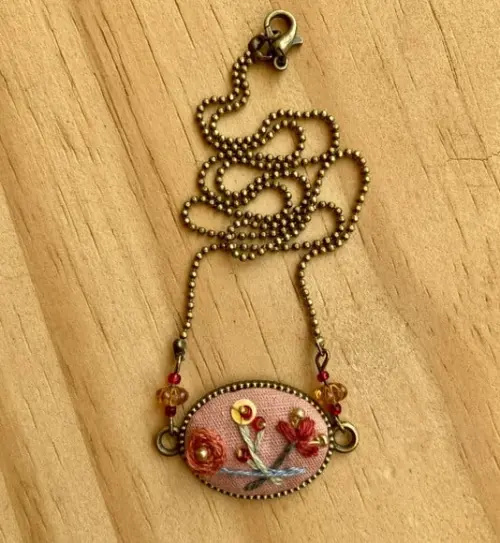 Colar Bordado Rosa Chá VI