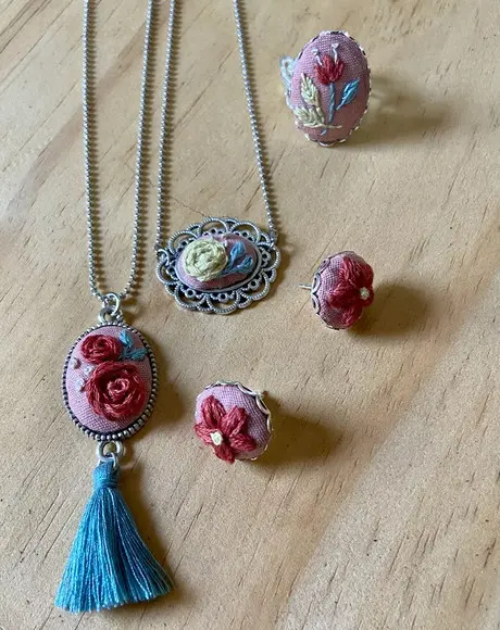 Colar Bordado Rosa Chá V