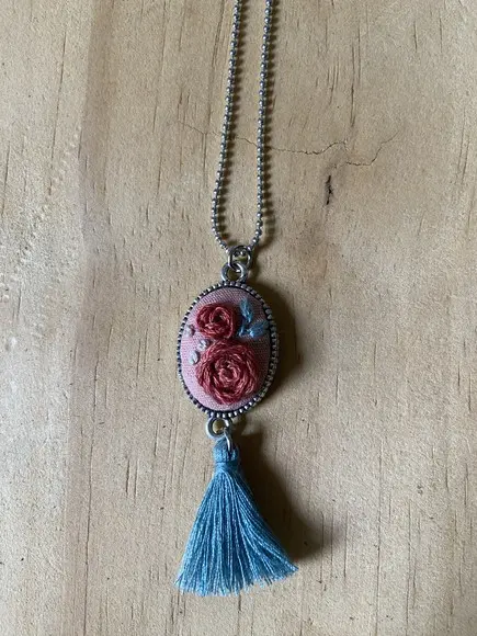 Colar Bordado Rosa Chá V