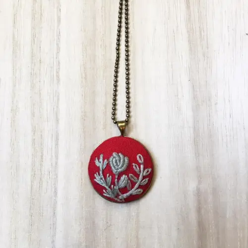 Colar Bordado Vermelho I