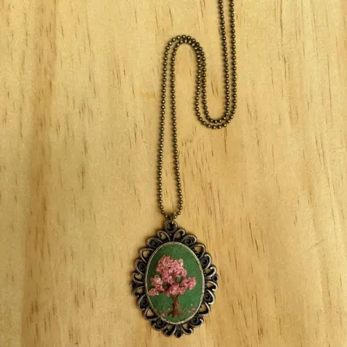 Colar Camafeu Bordado Ipê Rosa