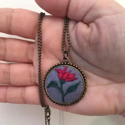 Colar bordado flor vermelha