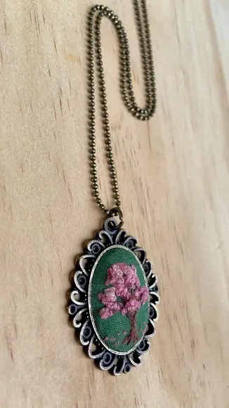 Colar Camafeu Bordado Ipê Rosa