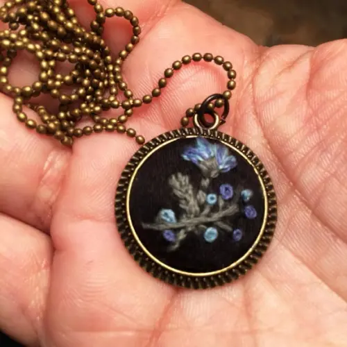 Colar bordado flor azul