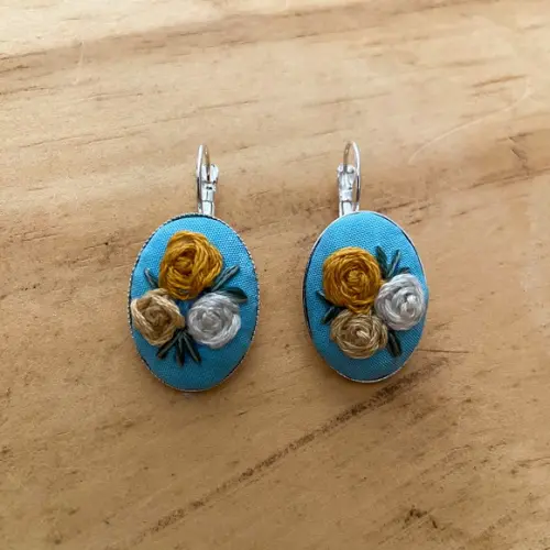 Duo Brinco + Anel Bordados Três Rosas