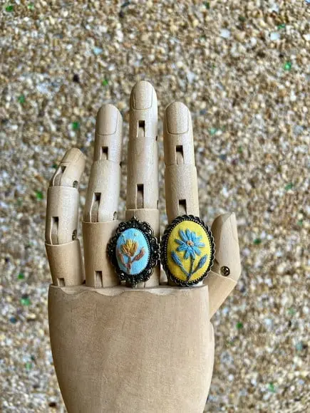 Duo de Anéis Bordados Flores em Você