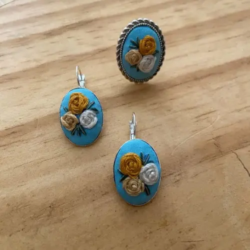 Duo Brinco + Anel Bordados Três Rosas
