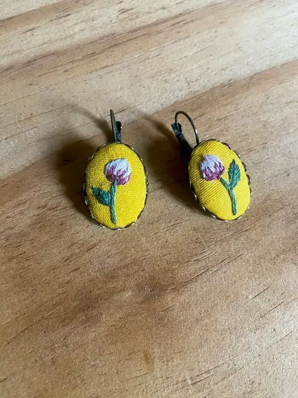 Duo Colar + Brincos Bordados Flor do Cerrado