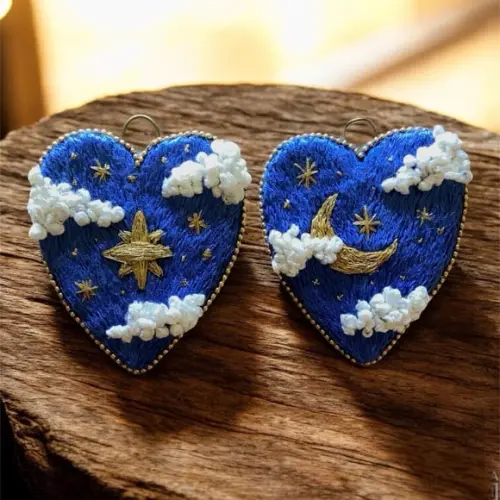 Duo de Pingentes Bordados Noitinha Azul