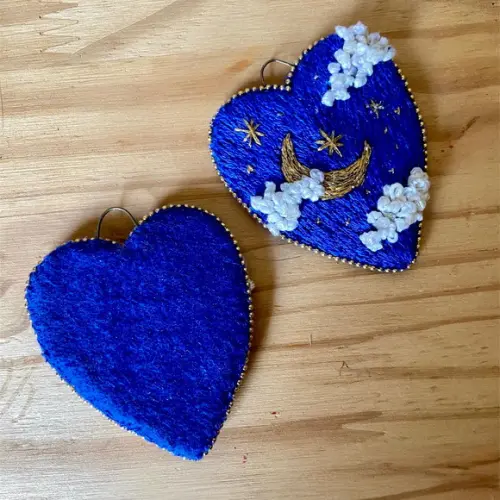 Duo de Pingentes Bordados Noitinha Azul