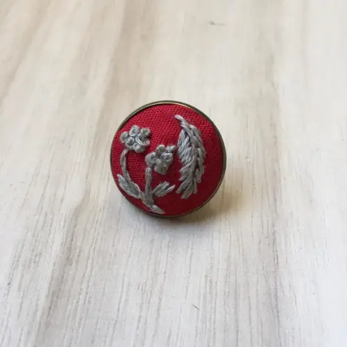 Pin (broche) Bordado Vermelho