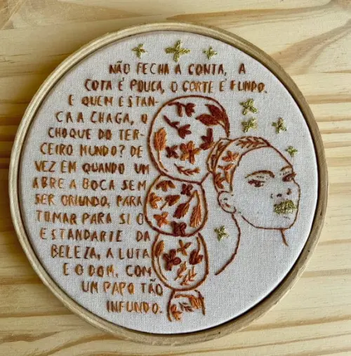 Quadro Bordado Xênia França
