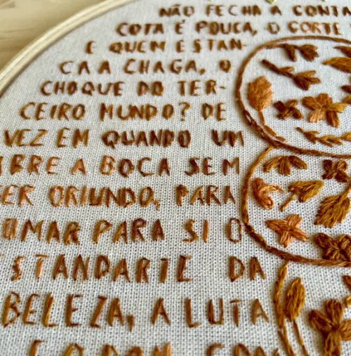 Quadro Bordado Xênia França