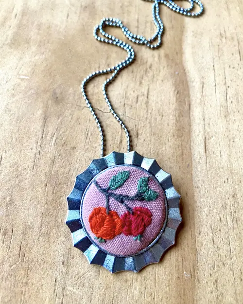 Broche/colar Bordado Pitanga