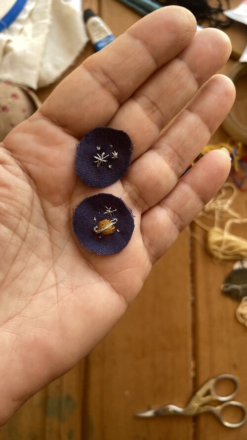 Brinco bordado Saturno