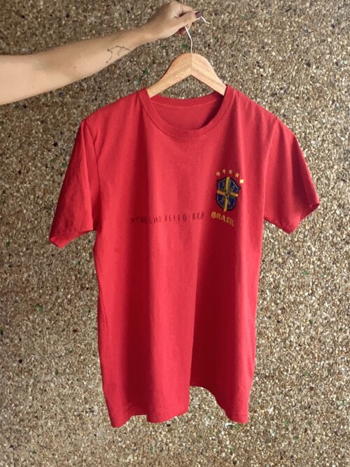 Camiseta Vermelha Bordada do Brasil